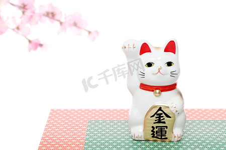 日本的幸运猫在白色背景下被隔离，日本人对这张照片的理解是