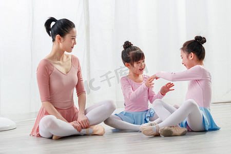 舞蹈女孩们摄影照片_年轻舞蹈教师和小女孩们