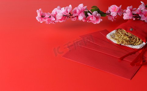 中国新年的背景-红色信封，梅花和红色背景的金丝