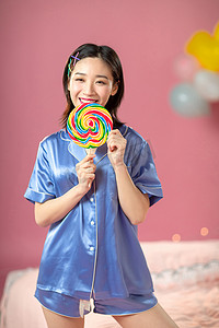 可爱清新糖果摄影照片_拿着棒棒糖的年轻女孩