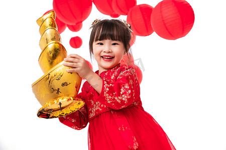 红色背景元旦喜庆摄影照片_可爱的小女孩抱着一摞金元宝