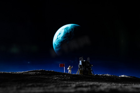 中国航天梦展板摄影照片_宇航员看向地球