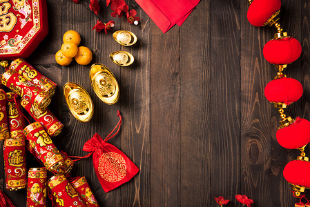 在农历新年期间，顶级写字楼将喜庆的中国新年或农历新年装饰品放在木制背景上（汉字
