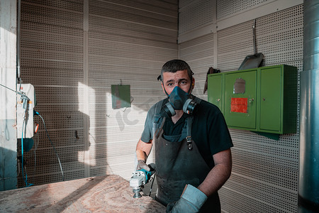 采用角磨床切割金属管的工业工人重工业工程工厂内部。承包商在安全制服和硬帽制造金属结构.高质量的