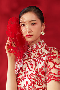 中国剪纸摄影照片_拿着窗花的古典美女