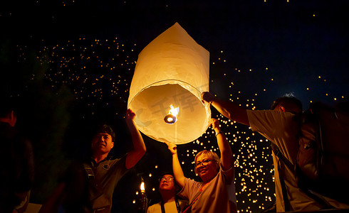 2019年11月11日，泰国清迈的洛伊克拉通和易鹏灯节。这些传统流传了几百年.