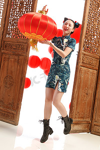 中国如意花纹摄影照片_快乐女人拿着红灯笼过新年