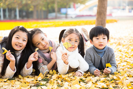 北京银杏摄影照片_可爱的男孩女孩在户外玩耍