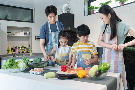 年轻父母教孩子学做饭