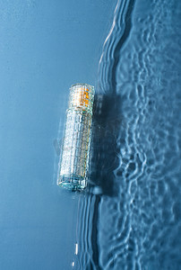 漂浮素材摄影照片_水面上的化妆品瓶子