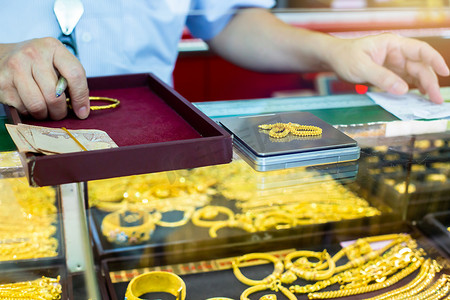 在黄金珠宝店有选择地把重点放在小数字天平的黄金珠宝称量上。Yaowarat金铺，泰国.