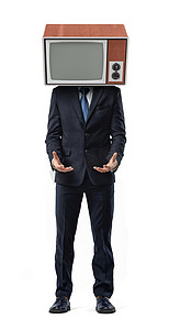 一个商人站在一台旧电视机前, 而不是他的头, 看着他的空手.