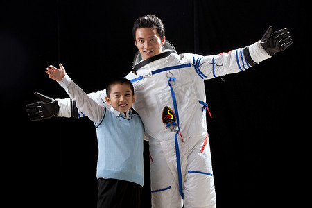 小男孩和宇航员张开手臂