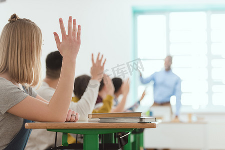 高中生举手回答教师问题