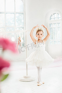 芭蕾舞女演员的小姑娘兔兔。在一个白色的工作室跳舞古典芭蕾的可爱孩子.