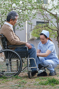 护士照顾轮椅上的老人