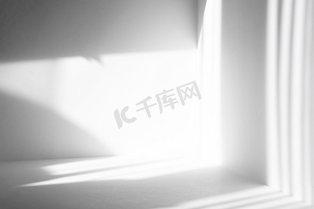 stripes摄影照片_Gray shadows of different stripes on a white wall from sunlight. Abstract neutral background. Mock-up concepts for advertising, copy space