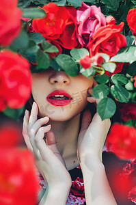 皇后玫瑰，玫瑰，许多玫瑰灌木玫瑰，优雅的玫瑰，红玫瑰，爱之花，花皇后，女孩，年轻女孩，美丽的女孩，黑发，模型，乌克兰人，甜美的嘴唇，手，可能，花园，自然，女人，青少年，壁纸，粉红色的女孩