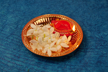在Diwali庆典期间，Clay Diya灯被白花点亮。设计名为Diwali的印度印度教灯节贺卡.