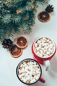 杯热巧克力杯与棉花糖和松树树枝在白色表面的最高视图, 圣诞节早餐概念