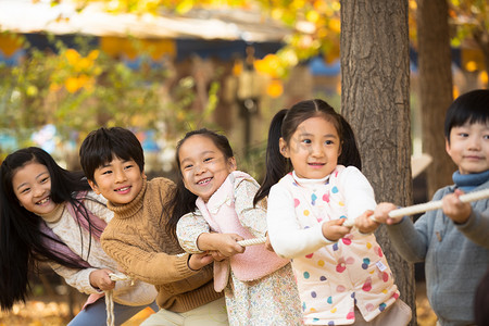 小学生在拔河比赛