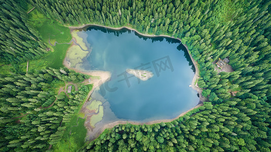 空中俯视喀尔巴阡山山的乌克兰部分的心脏-湖 Synevyr, 相似近似地龙眼睛.