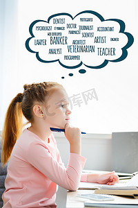 在言语泡沫中用不同专业词汇学习时抱着钢笔看的学生的侧面观