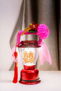 双喜摄影照片_中国婚礼的灯。中国婚礼的灯笼。一个传统的婚礼标志。照片中的中文文字读作双喜，翻译快乐，快乐倍增