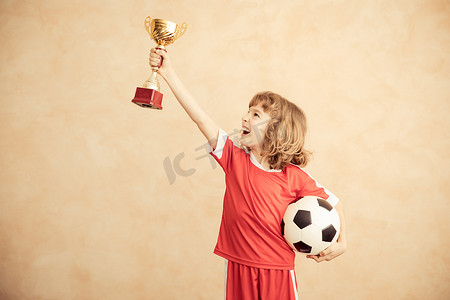 孩子假装自己一名足球运动员。成功和赢家的概念