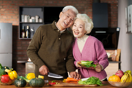 开放式厨房餐桌摄影照片_老年夫妇在厨房做饭