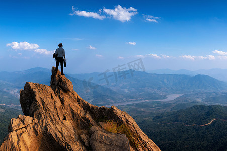 概念构想, 年轻生意人穿着舒适休闲西装夹克站立在山顶山顶和前瞻, 成功, 竞争和领导概念的顶部商业袋.