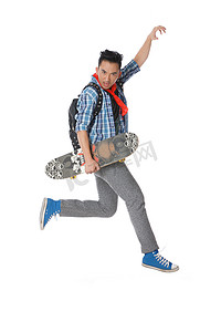 时尚活力的年轻人拿着滑板跳跃