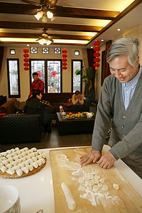 中国老人包饺子