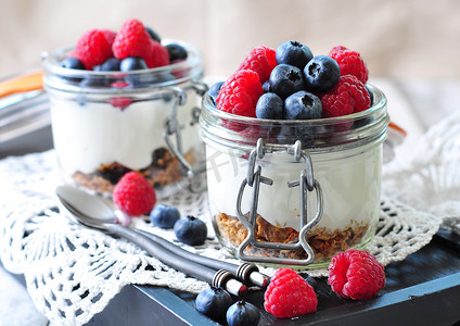 homemade granola with fresh yougurt, blueberries, raspberries, raisins and organic agave nectar. Healthy Breakfast