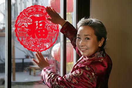 中国老年妇女贴窗花