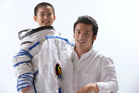 儿童理想摄影照片_穿着宇航服的小男孩和宇航员在一起