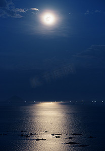 Moon摄影照片_Full moon reflected in water of South China Sea in Vietnam
