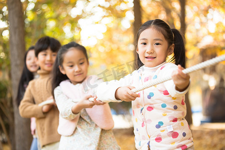 小学生在拔河比赛