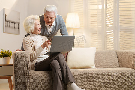 老年人理财摄影照片_老年夫妇使用笔记本电脑