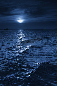 美丽午夜海景与月亮和平静的波浪
