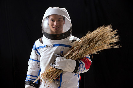 宇航员抱着麦子