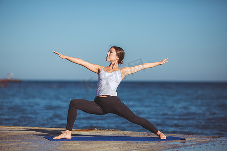 年轻的女人，海边，瑜伽练习