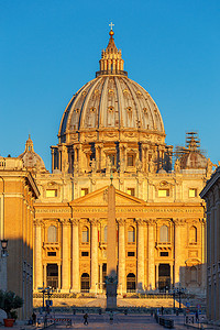 太阳初升摄影照片_罗马。圣彼得斯大教堂.