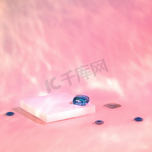 粉红kt板摄影照片_全息粉色背景的正方形讲台的空场景 