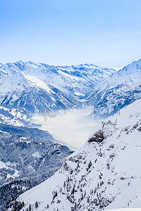 冬季冰雪覆盖的山峰在欧洲。阿尔卑斯山冬季莫