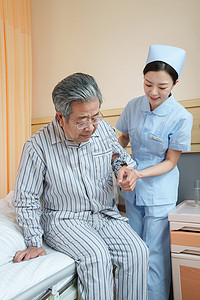 医疗关爱老人摄影照片_病房内护士照顾生病的老人