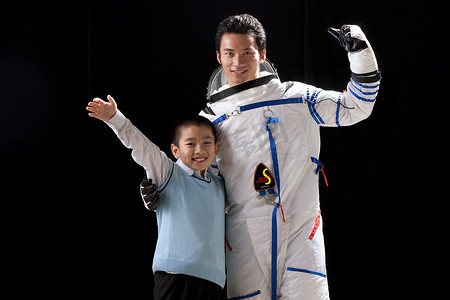 小男孩和宇航员张开手臂