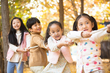 小学生在拔河比赛