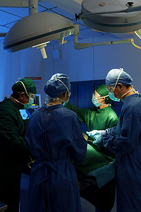 医务工作者在手术室做手术