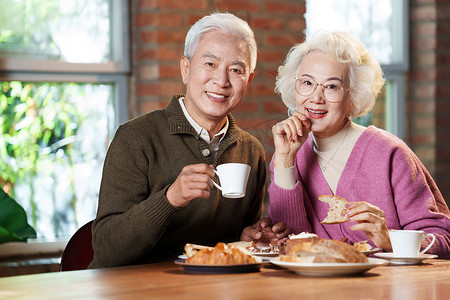 温馨美食摄影照片_老年夫妇享用早餐